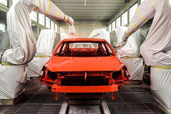 噴涂機器人進行汽車噴漆
